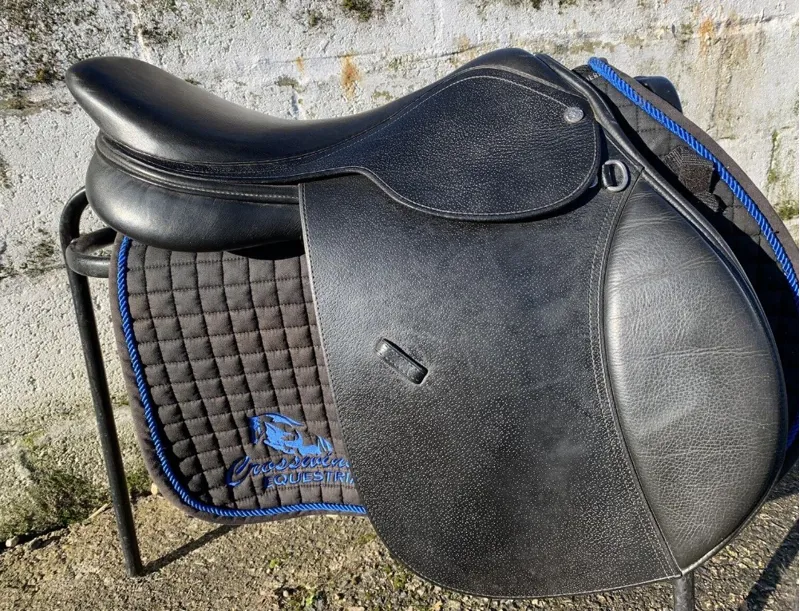 18 Heritage English Leather Close Contact Jump Saddle Black Medium