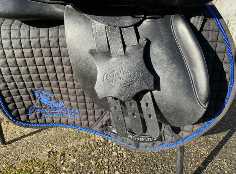 18 Heritage English Leather Close Contact Jump Saddle Black Medium-3