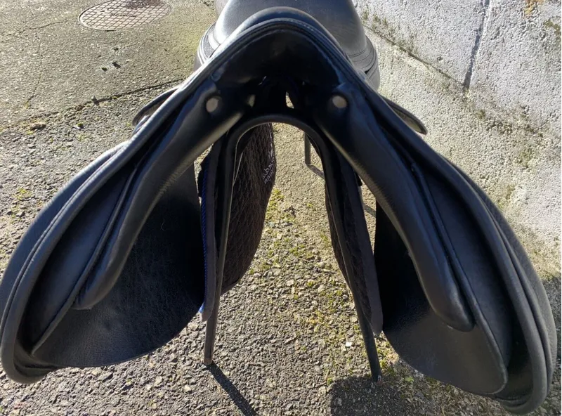 18 Heritage English Leather Close Contact Jump Saddle Black Medium-4