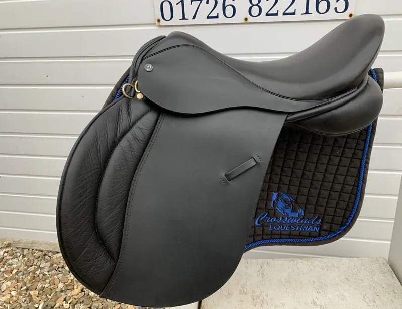 17.5 Quest Black GP Saddle Medium Excellent Condition-2