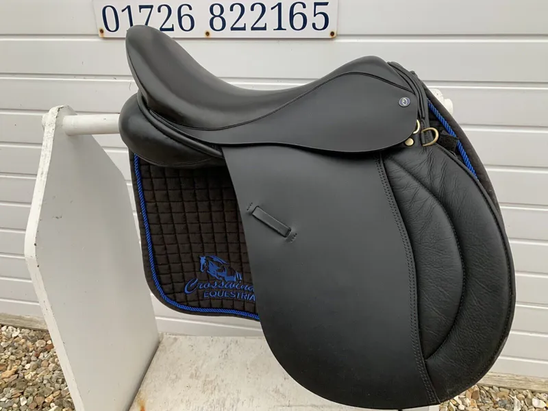 17.5 Quest Black GP Saddle Medium Excellent Condition