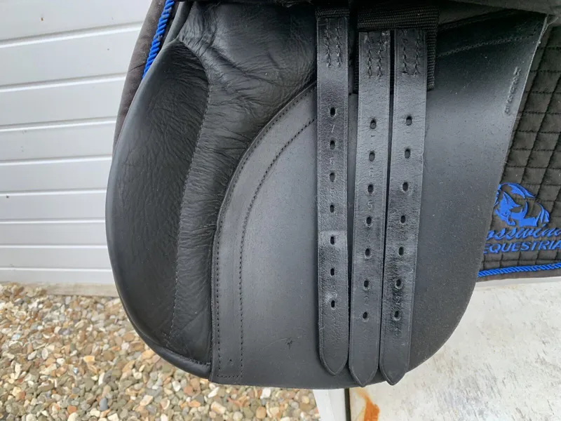 17.5 Quest Black GP Saddle Medium Excellent Condition-3