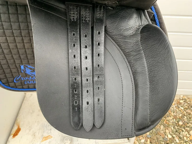 17.5 Quest Black GP Saddle Medium Excellent Condition-1