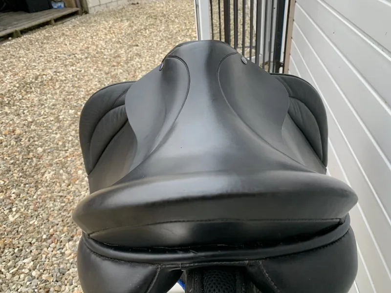 17.5 Quest Black GP Saddle Medium Excellent Condition-4