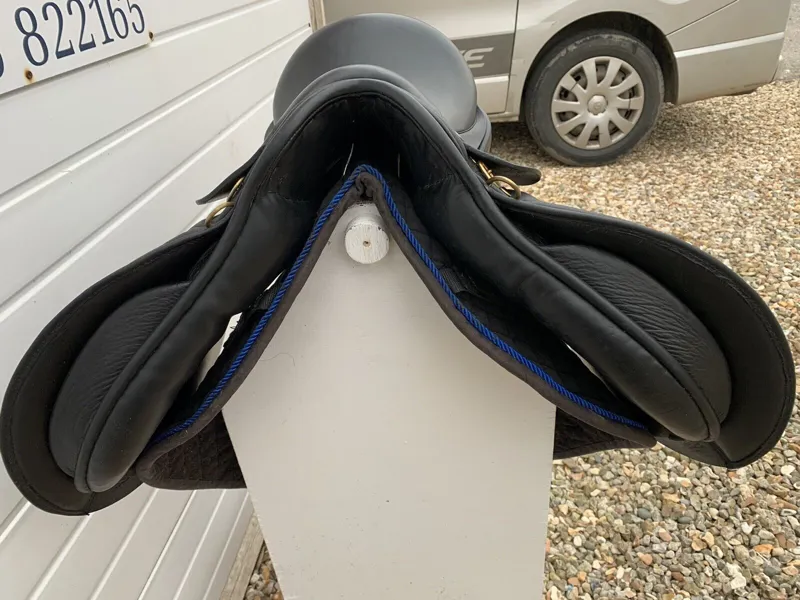 17.5 Quest Black GP Saddle Medium Excellent Condition-5