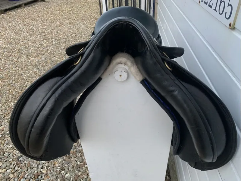 17 Kings GP Saddle Black Medium-4