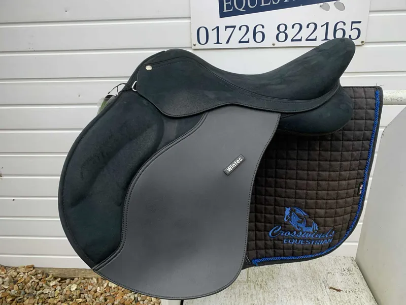17 Wintec Pro Square Cantle Black Wide Gullet in Excellent Condition