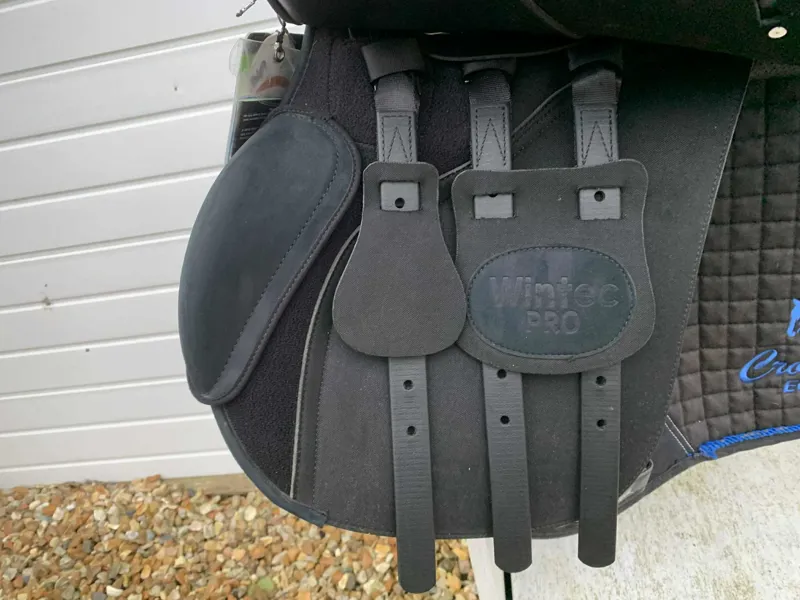 17 Wintec Pro Square Cantle Black Wide Gullet in Excellent Condition-2