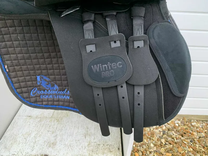 17 Wintec Pro Square Cantle Black Wide Gullet in Excellent Condition-3