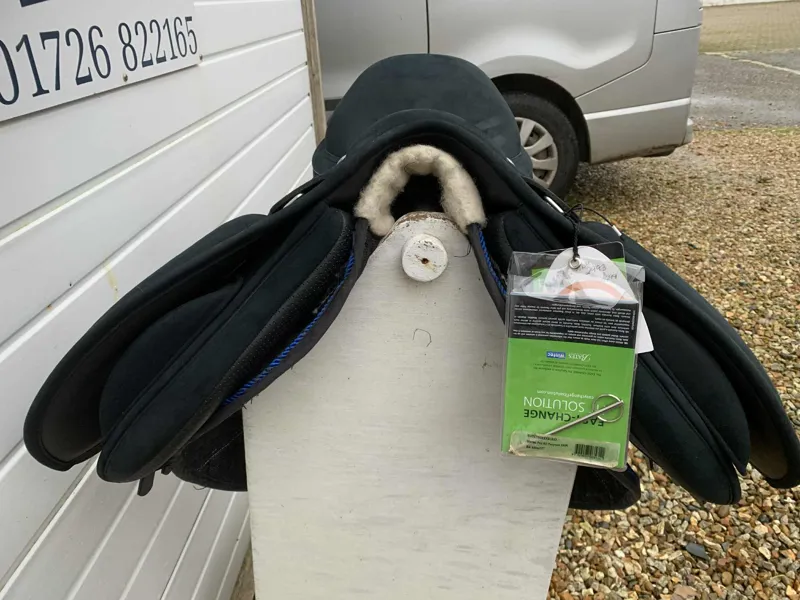 17 Wintec Pro Square Cantle Black Wide Gullet in Excellent Condition-4