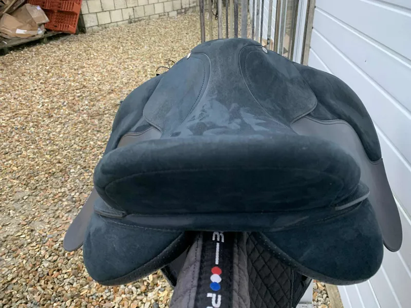 17 Wintec Pro Square Cantle Black Wide Gullet in Excellent Condition-5