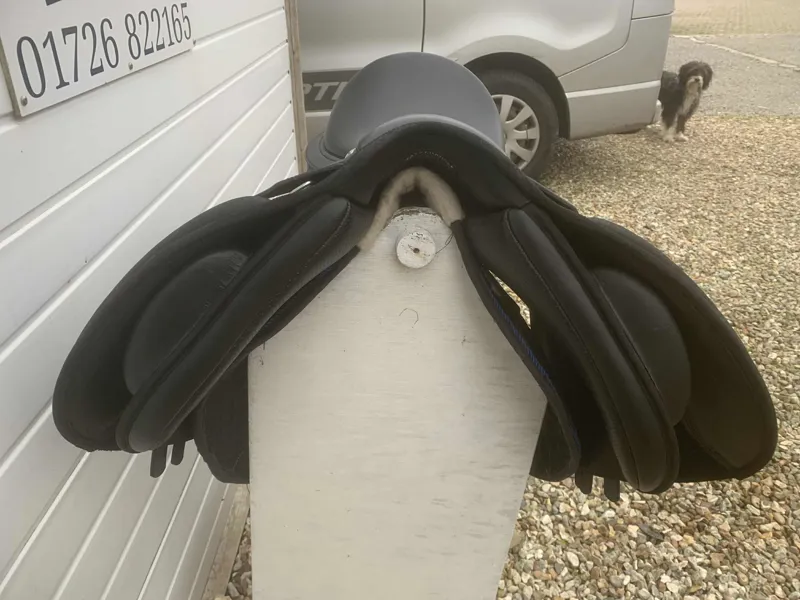 17.5 Wintec 500 VSD Saddle Black Changeable Gullet Good Condition-4