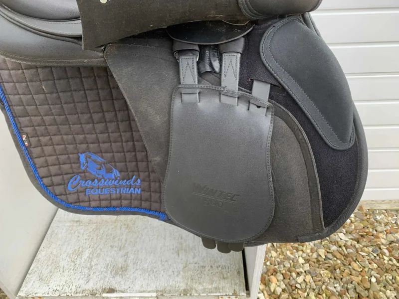17.5 Wintec 500 All Purpose Saddle Black Changeable Gullet in Good Condition-4
