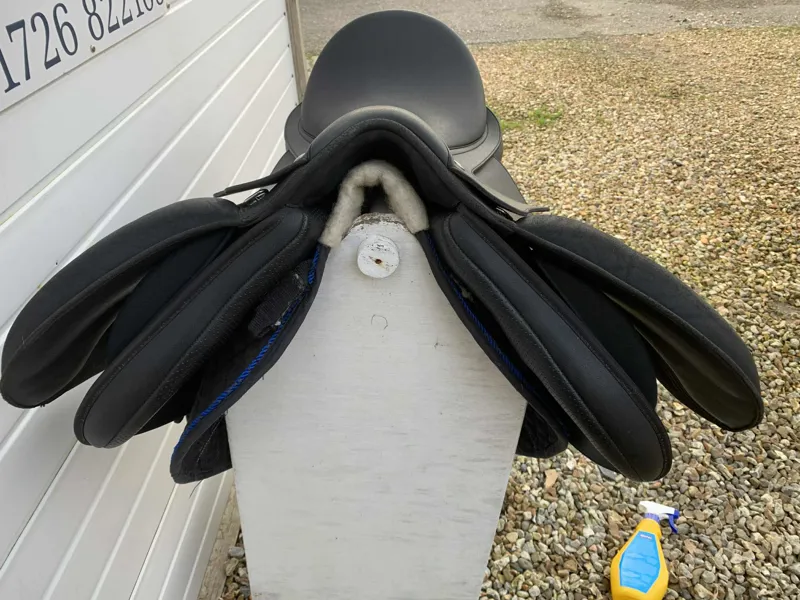 17.5 Wintec 500 All Purpose Saddle Black Changeable Gullet in Good Condition-6