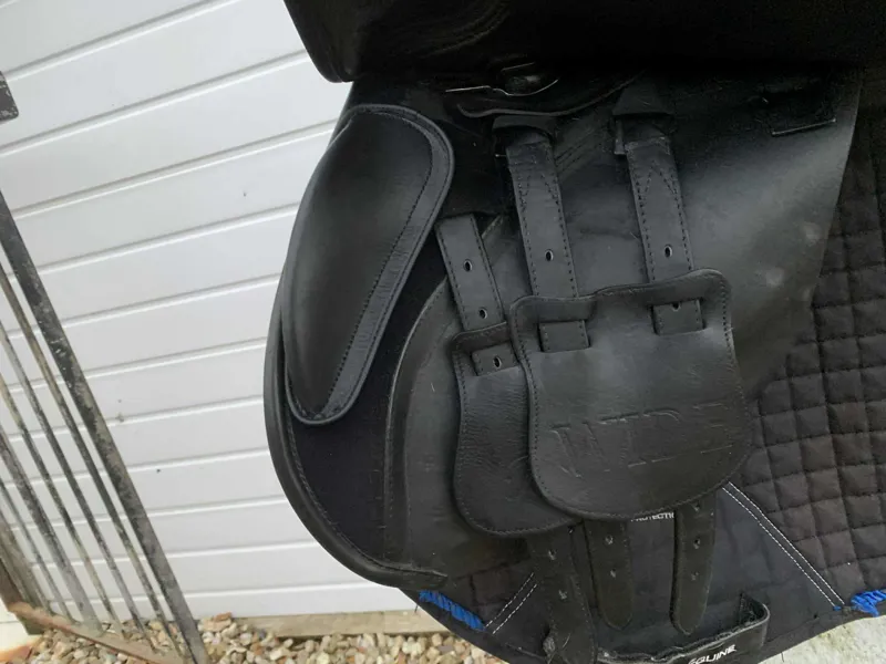 17.5 Bates Wide All Purpose Saddle Black 1XW Gullet V Good Condition-2