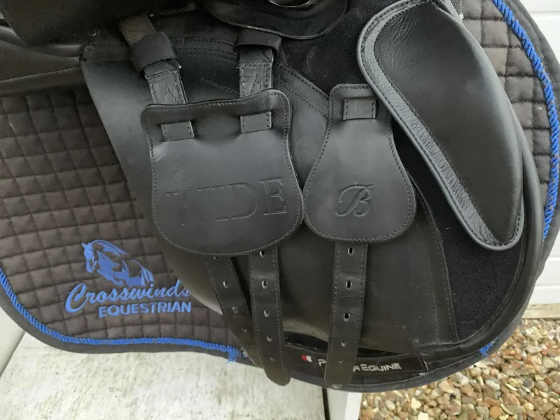 17.5 Bates Wide All Purpose Saddle Black 1XW Gullet V Good Condition-3