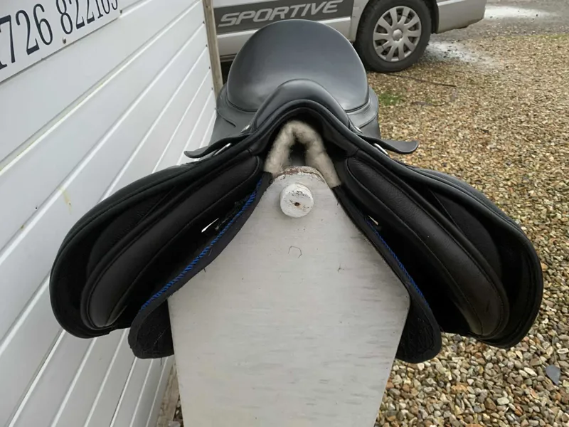 17.5 Bates Wide All Purpose Saddle Black 1XW Gullet V Good Condition-4