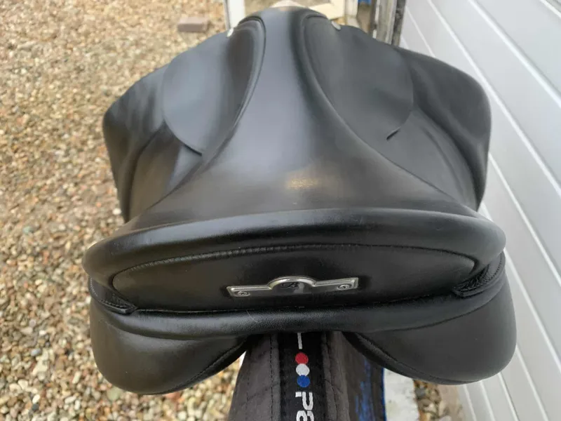17.5 Bates Wide All Purpose Saddle Black 1XW Gullet V Good Condition-5