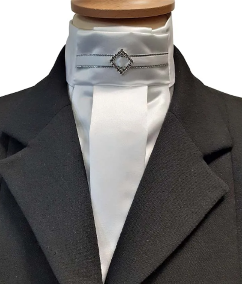 ShowQuest Regency Stock 2022 Diamond - White Adult