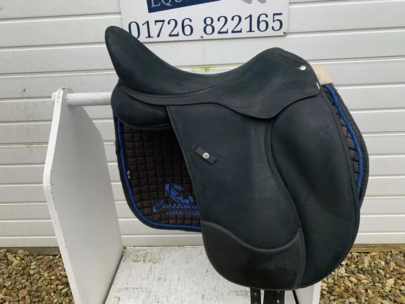 Wintec Isabell Icon Dressage Saddle Black MW Gullet Good Condition-2
