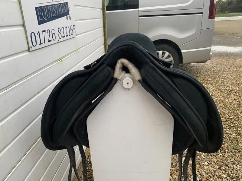 Wintec Isabell Icon Dressage Saddle Black MW Gullet Good Condition-3
