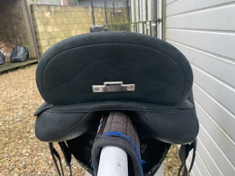 Wintec Isabell Icon Dressage Saddle Black MW Gullet Good Condition-4