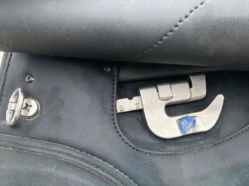 Wintec Isabell Icon Dressage Saddle Black MW Gullet Good Condition-5