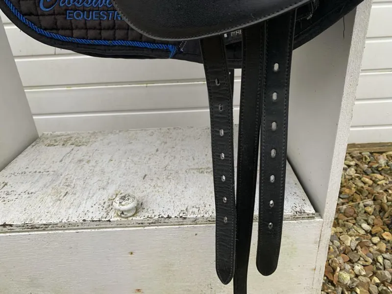 Wintec Isabell Icon Dressage Saddle Black MW Gullet Good Condition-7