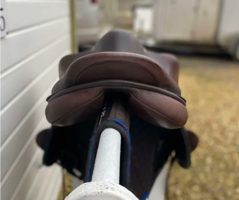 17  Farmland Saddlery Monoflap Jump Saddle Medium Wide Brown-4