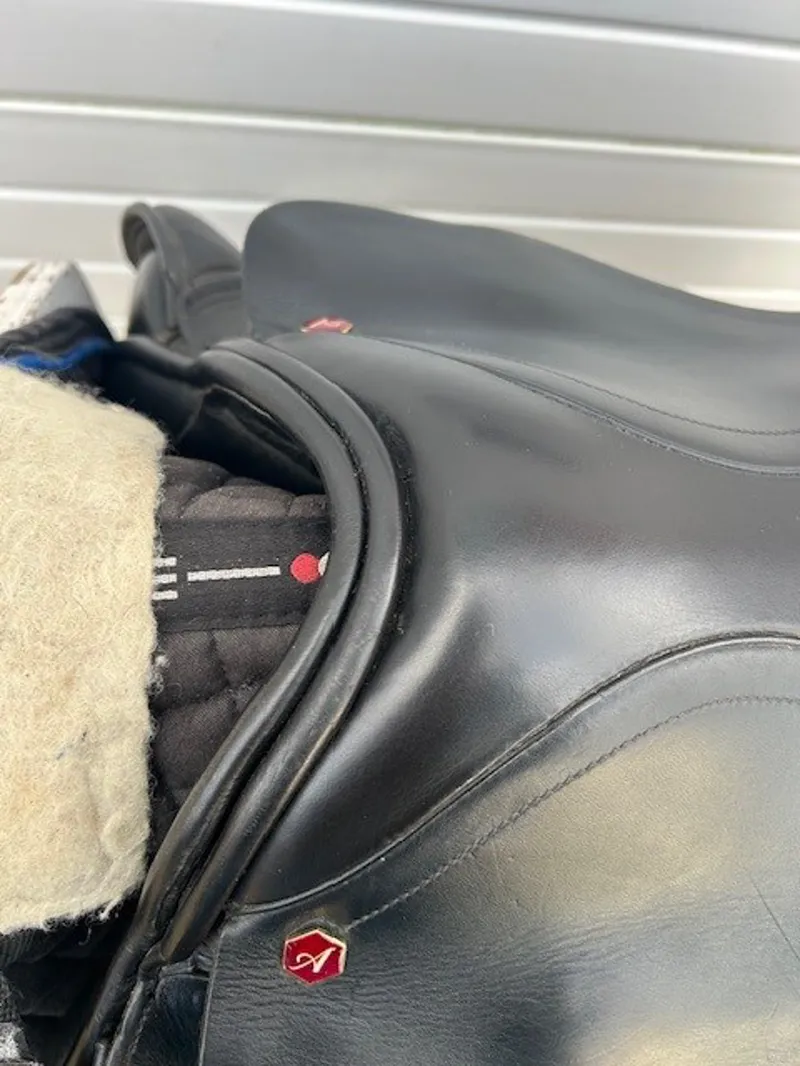 17.5 Albion K2 Adjusta Jump Saddle Black MW in Good Condition-3