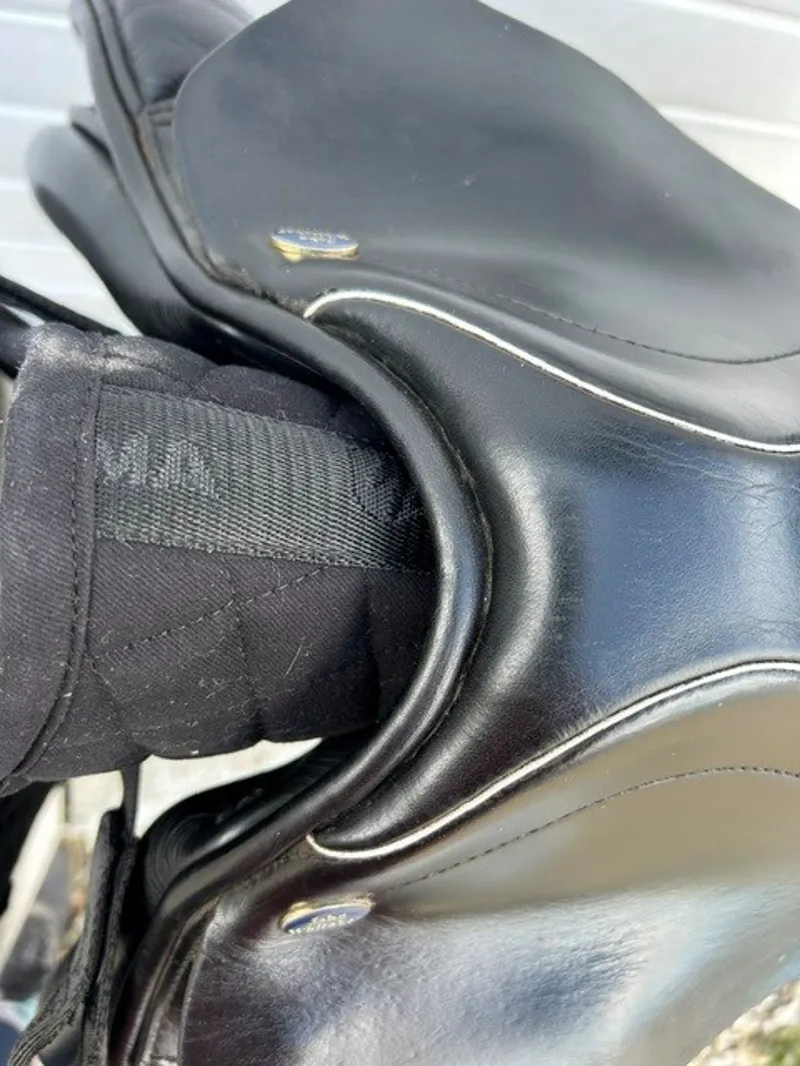 18inc John Whitaker All Purpose Black 33 Fit Saddle-1