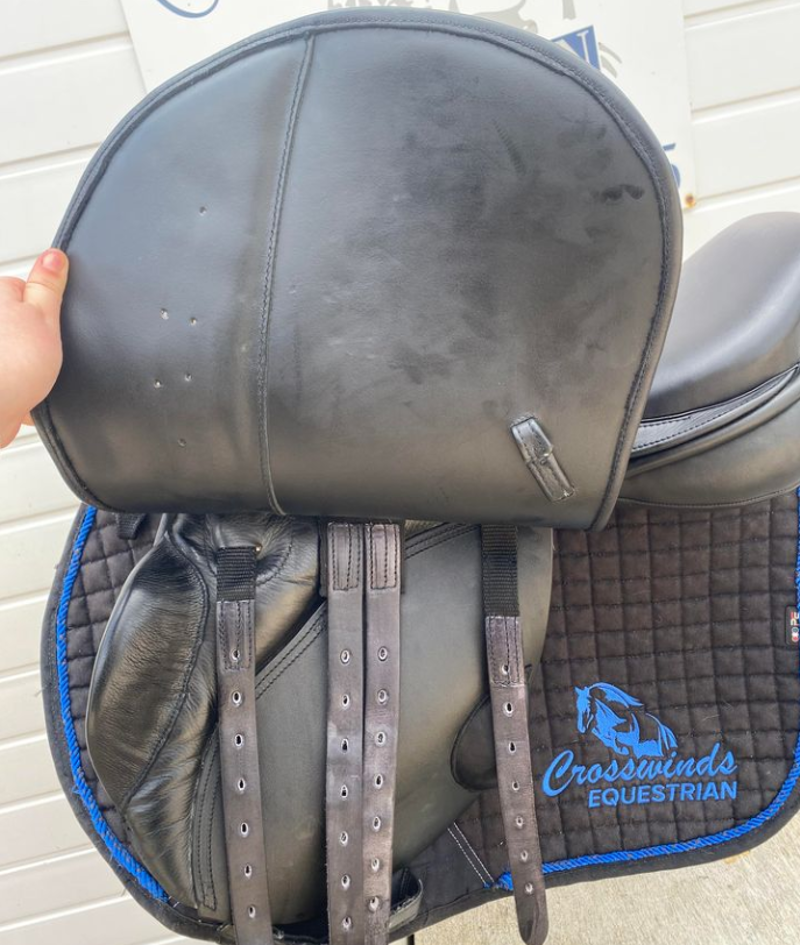 17 Silhouette GP Jump Saddle Black Medium-3