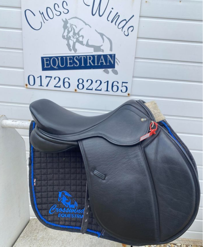 17 Silhouette GP Jump Saddle Black Medium