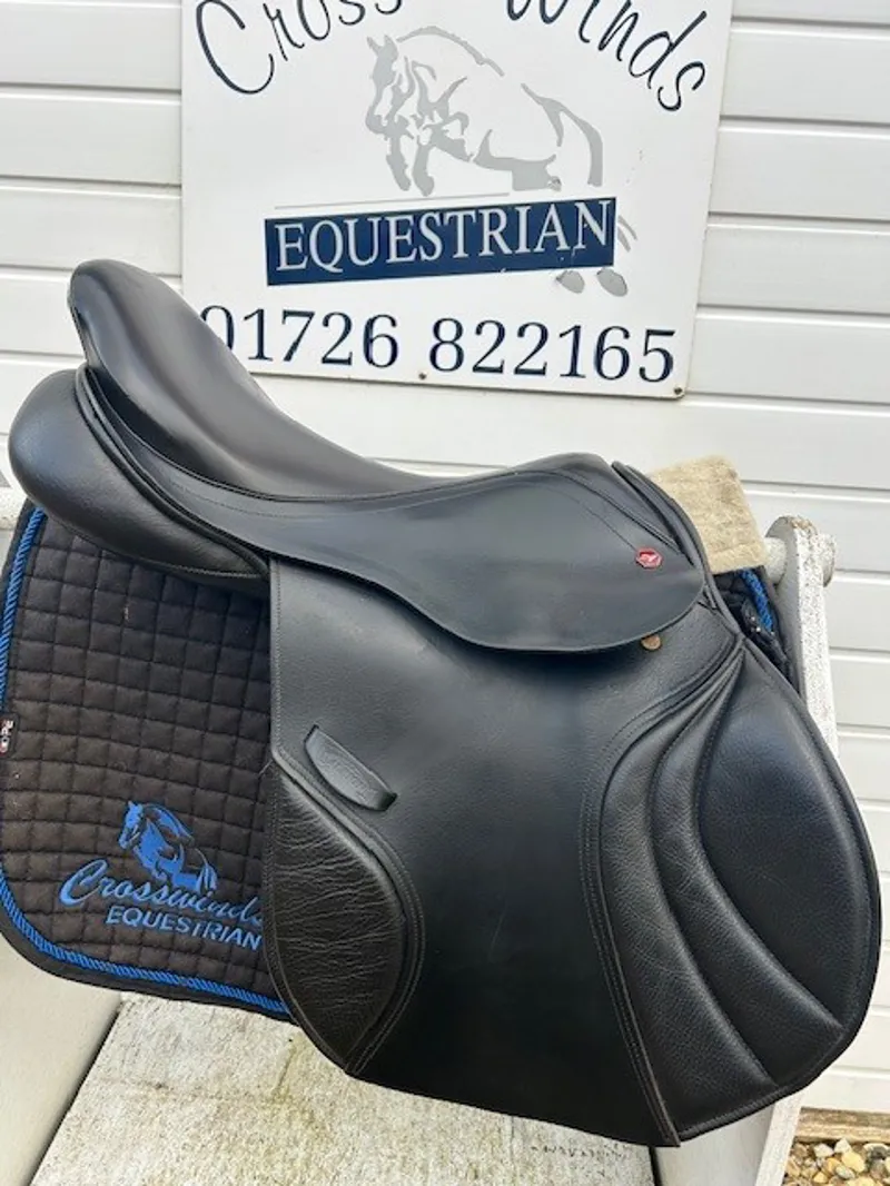 17.5 Albion K2 Adjusta Jump Saddle Black MW in Good Condition-1