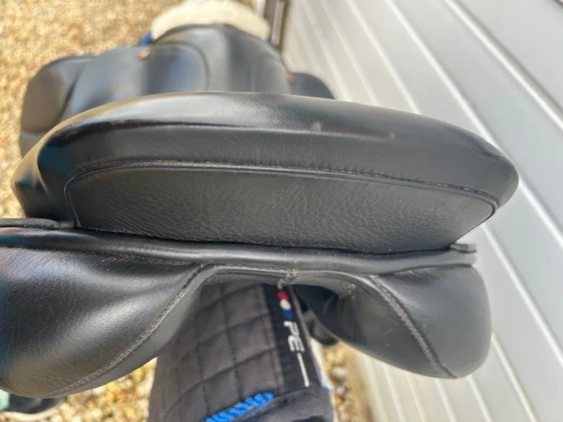 17.5 Albion K2 Adjusta Jump Saddle Black MW in Good Condition-2