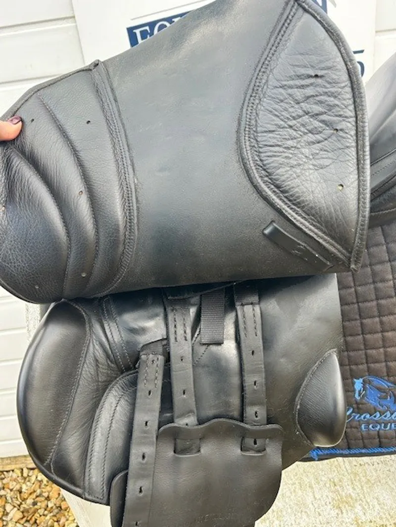 17.5 Albion K2 Adjusta Jump Saddle Black MW in Good Condition-4