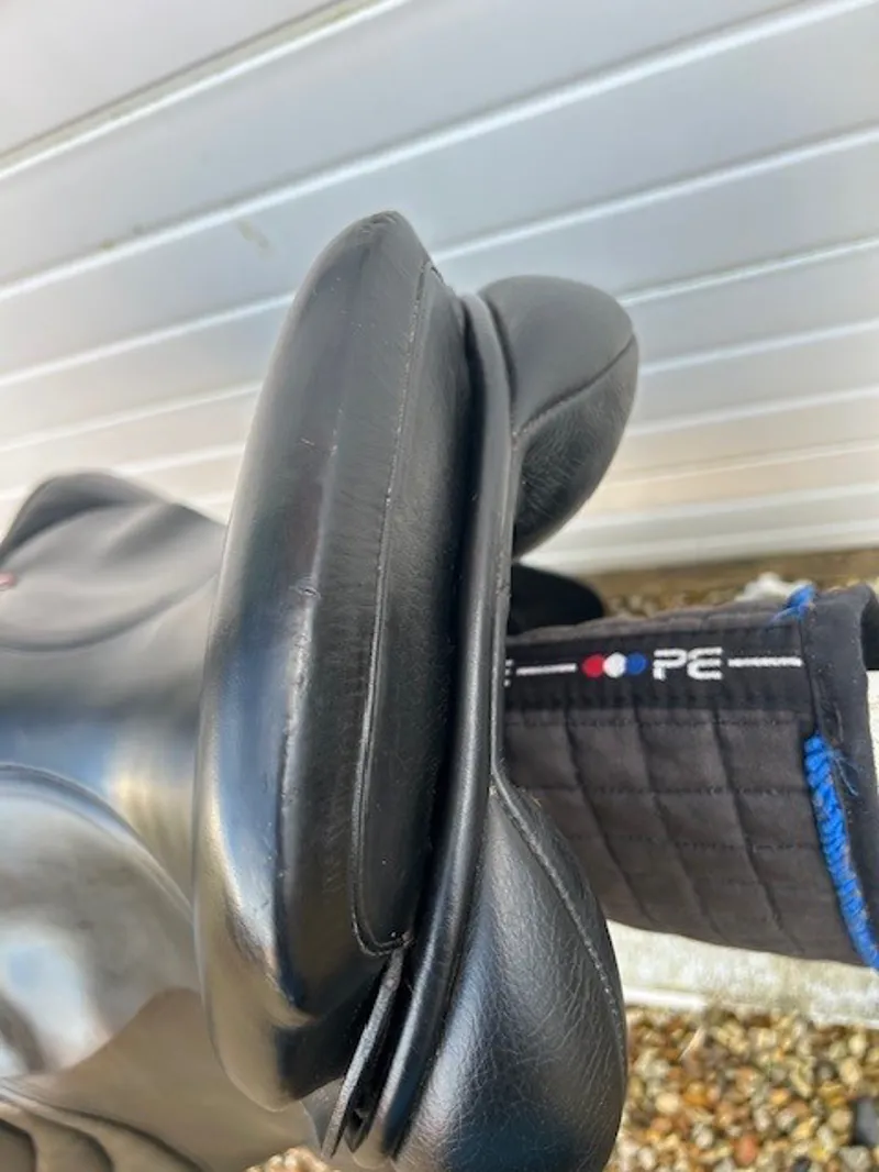 16.5 Albion K2 Adjusta Jump Saddle Black MW in Good Condition-2