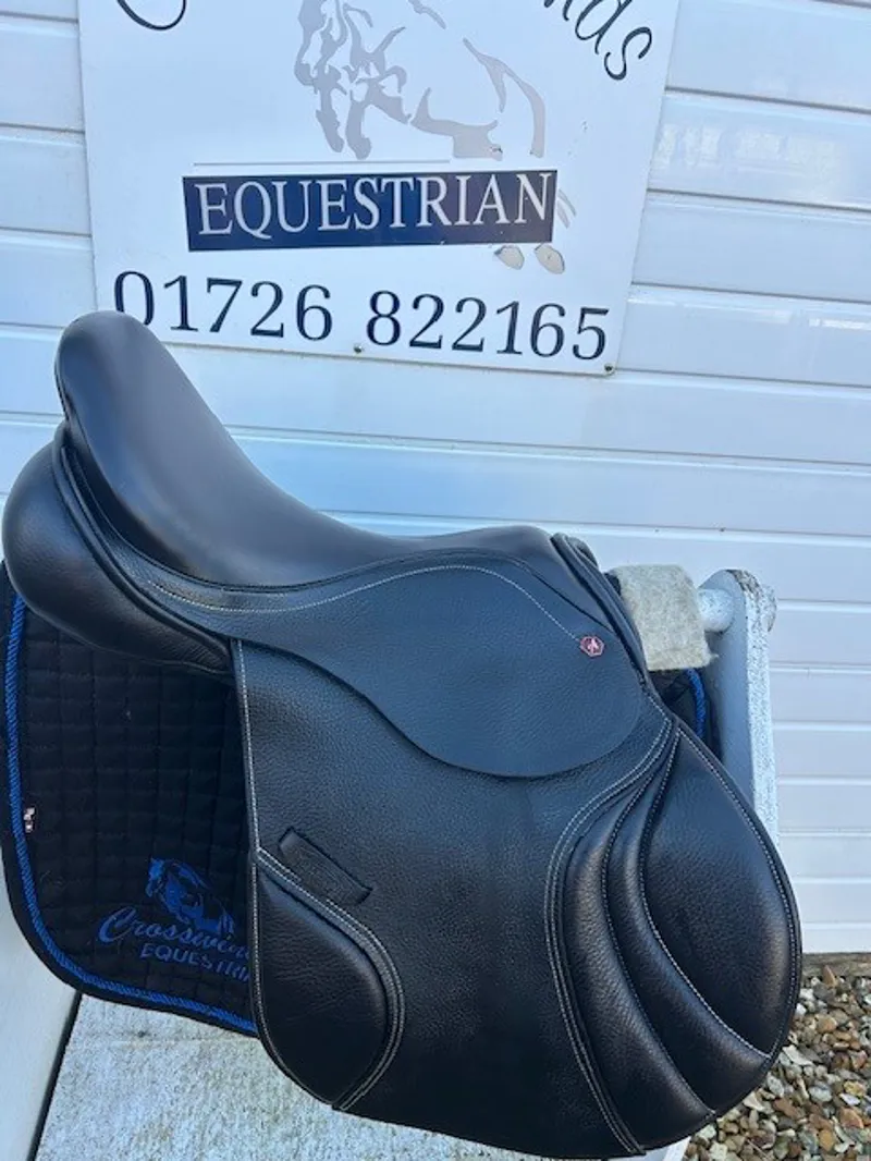 17 Albion K2 Adjusta Jump Saddle Black MW in Very Good Condition-1