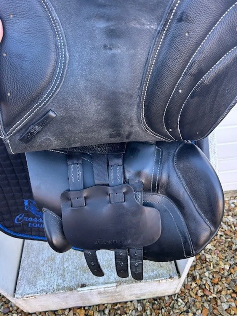 17 Albion K2 Adjusta Jump Saddle Black MW in Very Good Condition-5