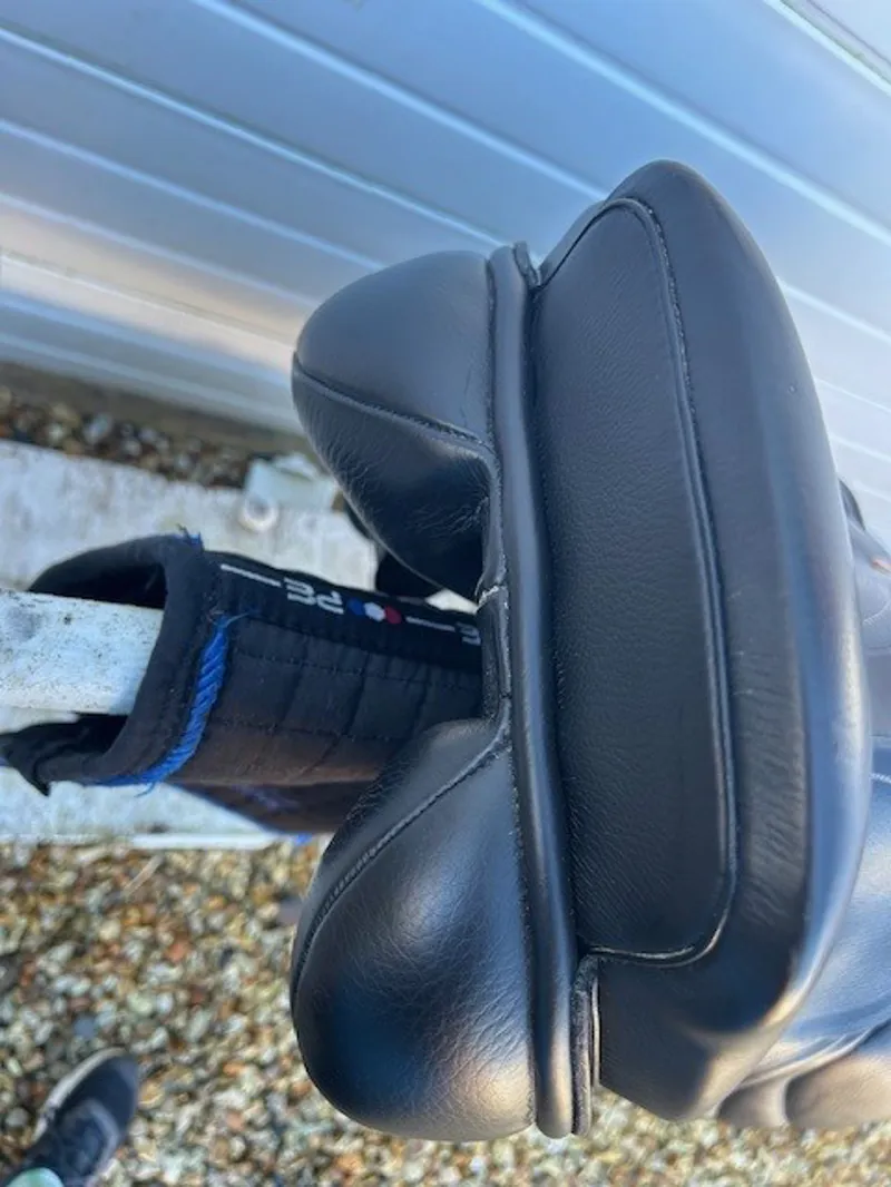 17 Albion K2 Adjusta Jump Saddle Black MW in Very Good Condition-3