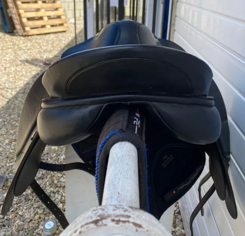 17.5 Silhouette Dressage Black Wide-7