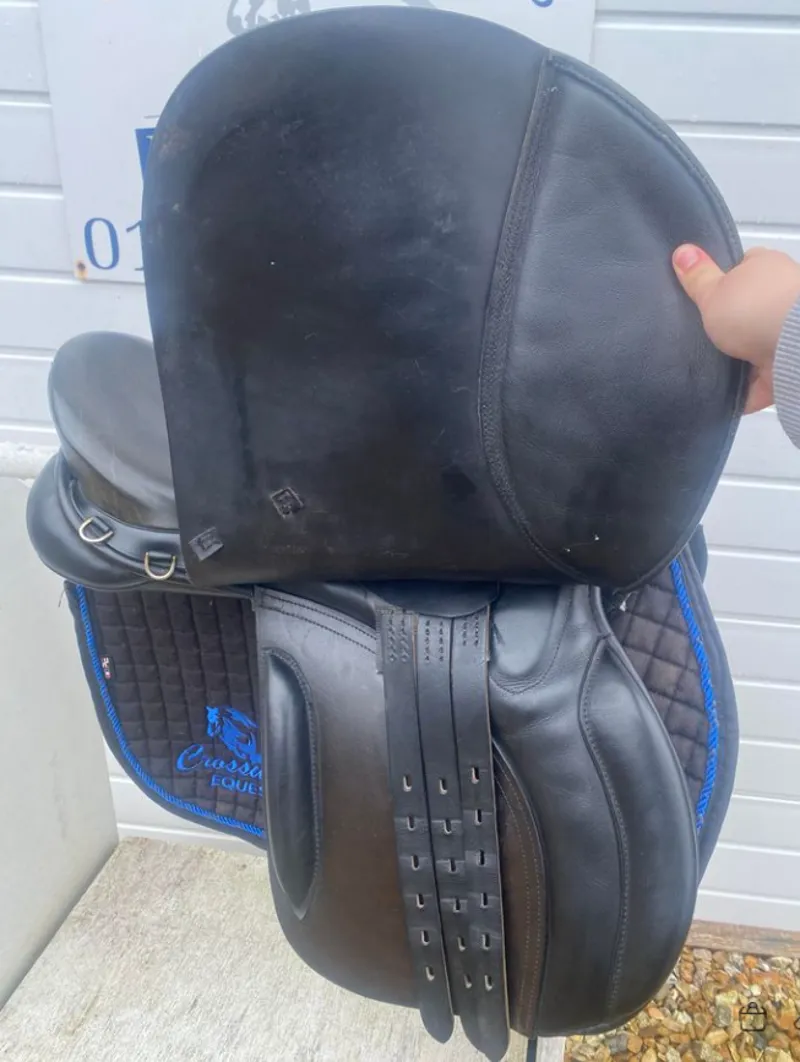 18 Olney Saddlery GP Jump Saddle Black Medium-1