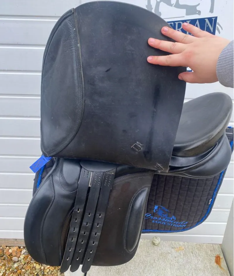 18 Olney Saddlery GP Jump Saddle Black Medium-3