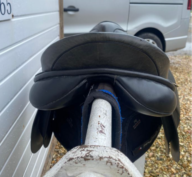 18 Olney Saddlery GP Jump Saddle Black Medium-5