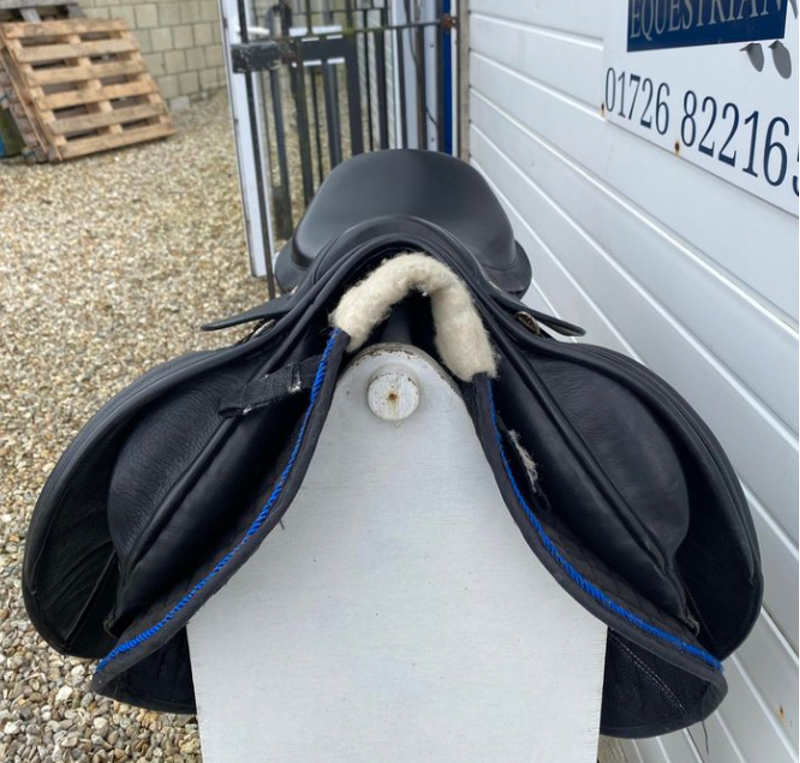 17 Hilton Jump Saddle Medium Wide Black-4