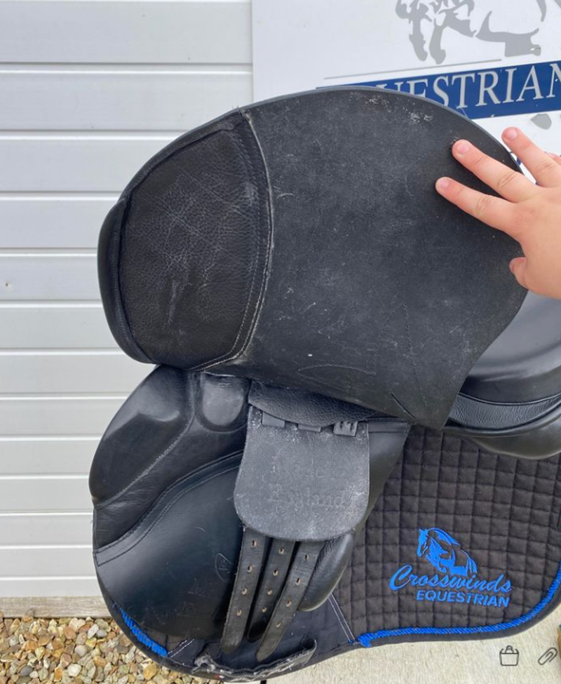 17 Hilton Jump Saddle Medium Wide Black-3