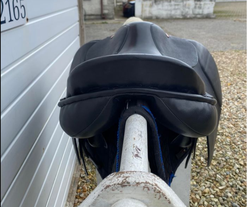 17 Hilton Jump Saddle Medium Wide Black-5