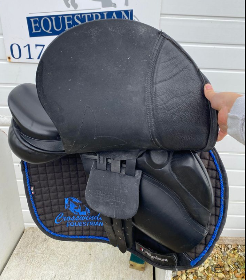17 Hilton Jump Saddle Medium Wide Black-1